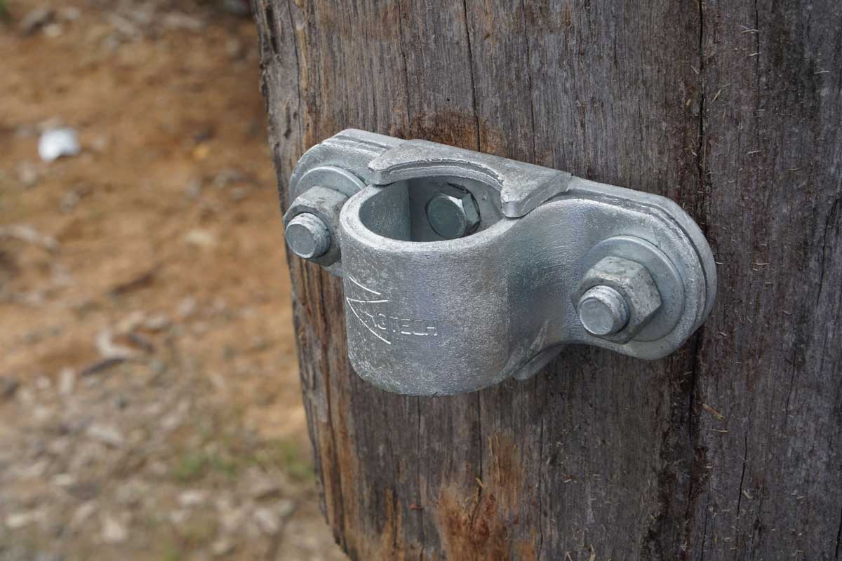 TSBP25HD-web Top Saddle & Backing Plate On Timber Post